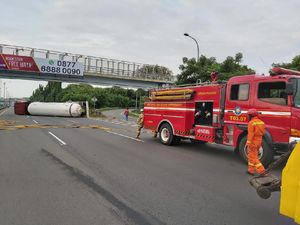 Truk Trailer Terbalik di Tol Priok Arah Cikunir, Contraflow Diberlakukan