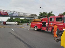 Truk Trailer Terbalik di Tol Priok Arah Cikunir, Contraflow Diberlakukan