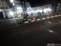 Jorok! Sampah Menumpuk Lagi di Tengah Jalan Kota Tangerang Malam Hari