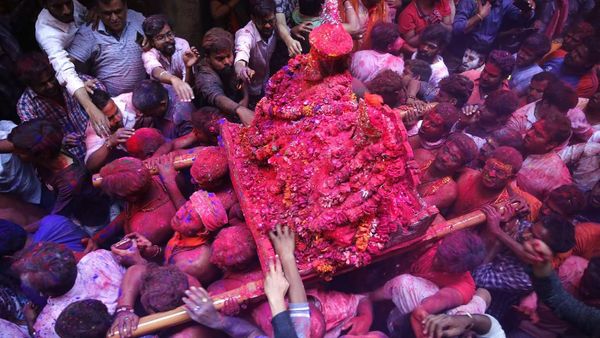 Intip Serunya Pembukaan Festival Holi yang Penuh Warna