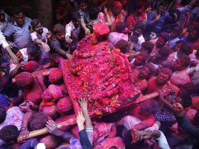 Intip Serunya Pembukaan Festival Holi yang Penuh Warna