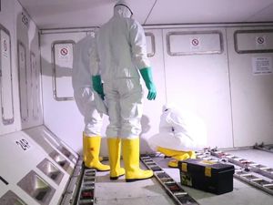 Potret Pesawat Lion Air Dibersihkan Lawan Corona