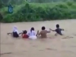 Viral Guru-Siswa di Malut Seberangi Sungai, Polisi: Warga Ingin Jembatan