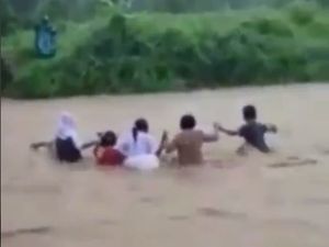 Viral Guru-Siswa di Malut Seberangi Sungai, Polisi: Warga Ingin Jembatan Viral Guru-Siswa di Malut Seberangi Sungai, Polisi: Warga Ingin Jembatan