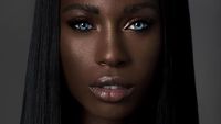 Kecantikan Unik Jalicia, Model Kulit Hitam dengan Mata Biru Alami