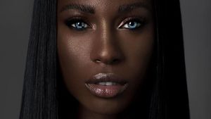 Kecantikan Unik Jalicia, Model Kulit Hitam dengan Mata Biru Alami