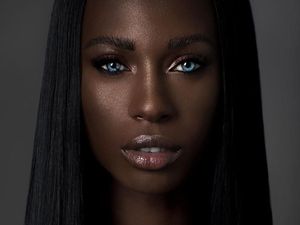 Kecantikan Unik Jalicia, Model Kulit Hitam dengan Mata Biru Alami