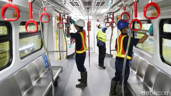 Tangkal Corona, LRT Jakarta Bersih-bersih
