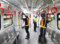Cegah Serangan Corona, Kereta LRT Jakarta Dibersihkan