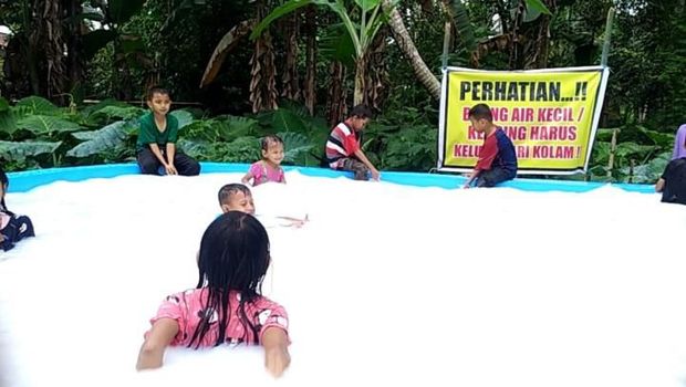 Air sumur bor berwarna putih susu, dipakai anak-anak mandi