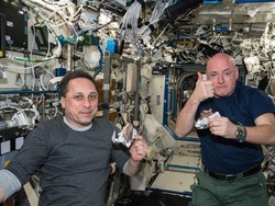 5 Makanan Aneh yang Disantap Astronot, Ada Makanan Basah hingga Air Kencing