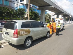 Ditingal Pemilik, Mobil Parkir di Bahu Tol Cawang Diderek Polisi