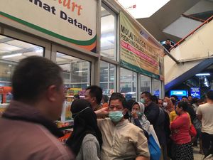 Warga DKI Serbu Masker Rp 125 Ribu Jakmart Pasar Pramuka, Antrean Mengular