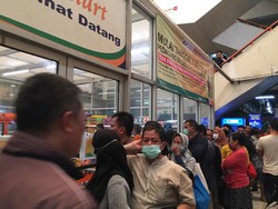 Warga DKI Serbu Masker Rp 125 Ribu Jakmart Pasar Pramuka, Antrean Mengular