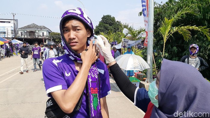 Superter diperiksa suhu tubuhnya sebelum menyaksikan Persita Tangerang vs PSM Makassar di Shopee Liga 1 2020.