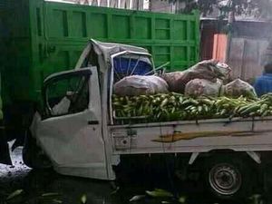 Ngebut Saat Hujan Bikin Pikap Ini Tabrak Dump Truk, 2 Orang Tewas