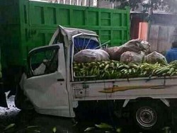 Ngebut Saat Hujan Bikin Pikap Ini Tabrak Dump Truk, 2 Orang Tewas