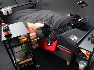 Tempat Tidur Ini Dirancang Khusus Buat Gamer yang Hobi Ngemil