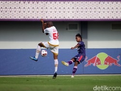 Persita mencoba melakukan serangan dari sisi kanan.