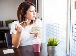 Ini 5 Tips Makan Sendirian agar Nyaman dan Tak Canggung