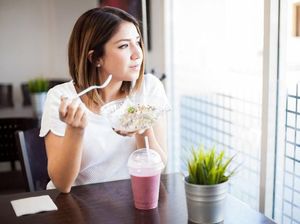 Ini 5 Tips Makan Sendirian agar Nyaman dan Tak Canggung Ini 5 Tips Makan Sendirian agar Nyaman dan Tak Canggung
