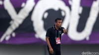Widodo Cahyono Putro memberikan arahan kepada para pemain Persita Tangerang.