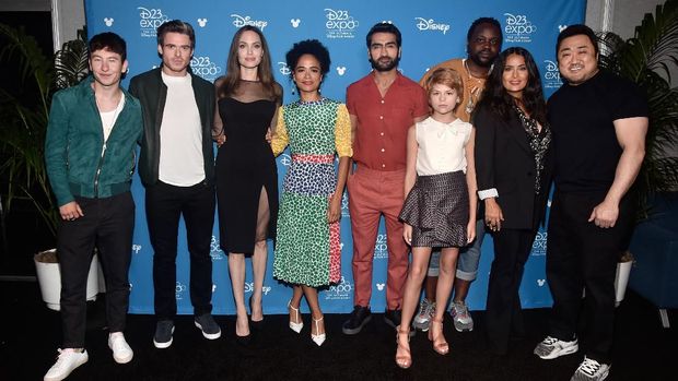 Para pemain The Eternal (dari kiri ke kanan) Barry Keoghan, Richard Madden, Angelina Jolie, Lauren Ridloff, Kumail Nanjiani, Lia McHugh, Brian Tyree Henry, Salma Hayek, dan Don Lee.