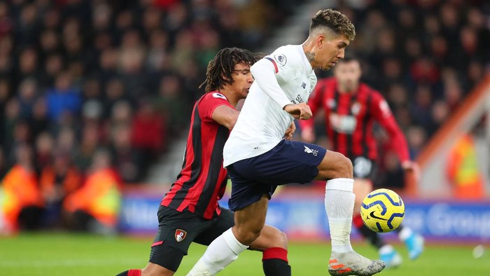 BOURNEMOUTH, ENGLAND - DECEMBER 07: Nathan Ake of AFC Bournemouth battles for possession with Roberto Firmino of Liverpool during the Premier League match between AFC Bournemouth and Liverpool FC at Vitality Stadium on December 07, 2019 in Bournemouth, United Kingdom. (Photo by Catherine Ivill/Getty Images)