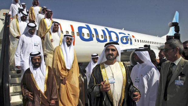 Sheikh Mohammed bin Rashid Al Maktoum, Wakil Presiden dan Perdana Menteri Uni Emirat Arab dan penguasa Dubai.3 kanan, mengunjungi pesawat FlyDubai di Dubai Airshow di Dubai, United Emirat Arab Flydubai. (AP/Farhad Berahman)