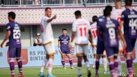 Mateo Bustos berkonsentrasi untuk melepaskan tendangan bebas.