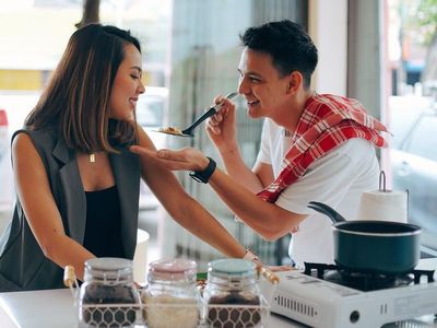 Mesranya Kulineran Marcell Darwin dan Nabila Faisal yang Kini Tengah Hamil