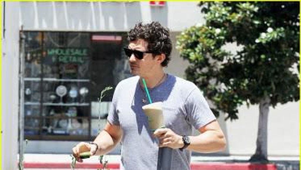 Pose Ngopi Orlando Bloom yang Sebentar Lagi Akan Menjadi Bapak Pose Ngopi Orlando Bloom yang Sebentar Lagi Akan Menjadi Bapak