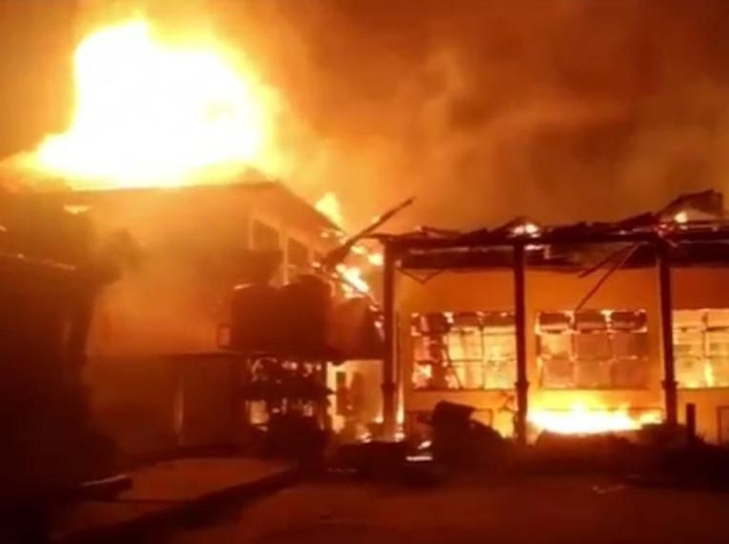 Video: Ruang Praktik SMKN 4 Kendari Terbakar, Kerugian Capai Rp 1,5 M Video: Ruang Praktik SMKN 4 Kendari Terbakar, Kerugian Capai Rp 1,5 M