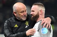 Wayne Rooney disambut suka cita oleh para staff Manchester United