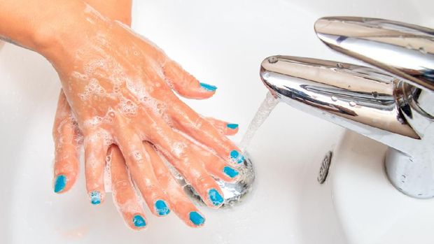 Ilustrasi Cuci Tangan, Ilustrasi Mencuci Tangan Soaped woman hands in the sink
