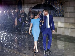 Balik ke Inggris, Meghan Markle-Pangeran Harry Romantis Sepayung Berdua