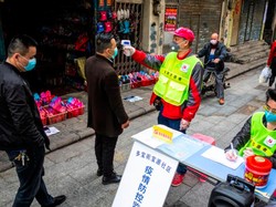 Waspada Hantu PHK di Balik Geger Corona, Harga Emas Cetak Rekor