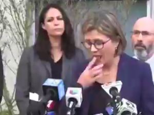 Imbau Langkah Cegah Corona, Dokter Ini Viral karena Malah Jilat Jarinya Imbau Langkah Cegah Corona, Dokter Ini Viral karena Malah Jilat Jarinya