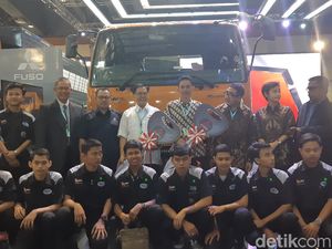 Mitsubishi Fuso Bagi-bagi Truk Gratis di GIICOMVEC