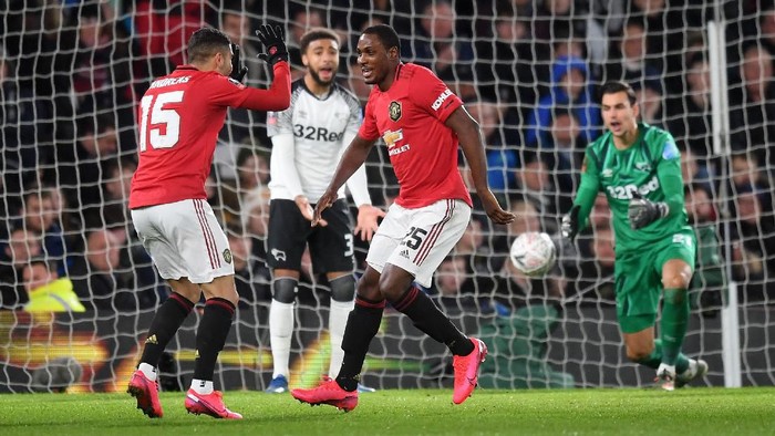 DERBY, ENGLAND - MARCH 05: Odion Ighalo of Manchester United celebrates after scoring his sides third goal with Andreas Pereira during the FA Cup Fifth Round match between Derby County and Manchester United at Pride Park on March 05, 2020 in Derby, England. (Photo by Michael Regan/Getty Images)