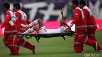 Seorang pemain PSM harus ditandu keluar lapangan karena cedera.