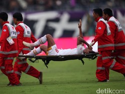 Seorang pemain PSM harus ditandu keluar lapangan karena cedera.