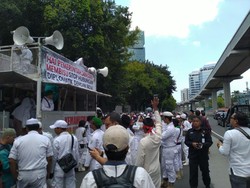 Massa FPI-PA 212 Berdatangan, Polisi Pasang Barikade di Depan Kedubes India