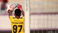 Persita dominan di babak kedua. Dua peluang di menit-menit akhir babak kedua gagal berbuah gol.
