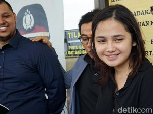 Kembalinya Senyum Syifa Hadju Usai Berdamai dengan Penerornya Kembalinya Senyum Syifa Hadju Usai Berdamai dengan Penerornya