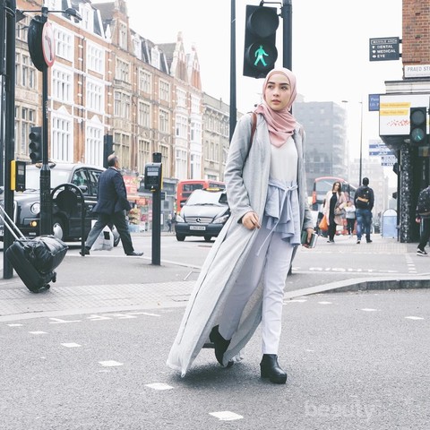 Gaya Berfoto Model Berhijab Asia