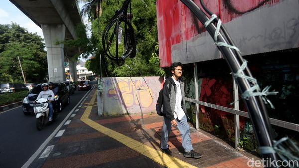 Parah! Sejak Tahun Lalu Kabel Ini Dibiarkan Semrawut