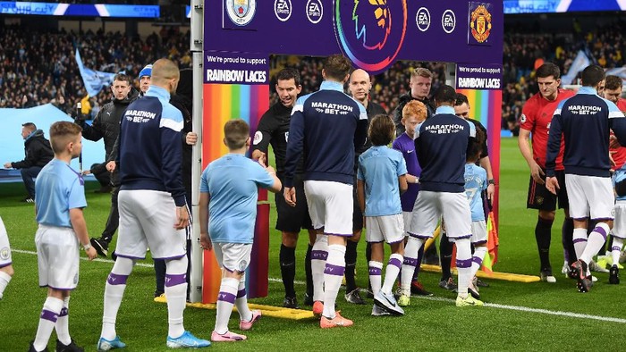 MANCHESTER, ENGLAND - DECEMBER 07: Players of Manchester City and Manchester United shake hands as the Premier League show support for the Rainbow Laces Campaign prior to the Premier League match between Manchester City and Manchester United at Etihad Stadium on December 07, 2019 in Manchester, United Kingdom. (Photo by Michael Regan/Getty Images)