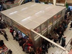 Masyarakat Antre Berjam-jam untuk Beli Masker Rp 2.500