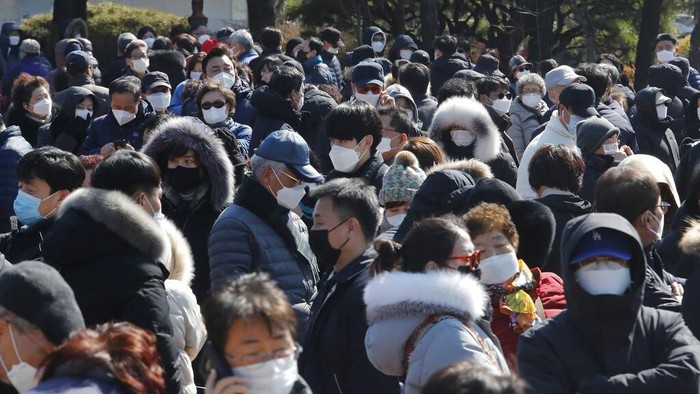Korea Selatan Larang Ekspor Masker Permintaan akan masker meningkat di Korea Selatan imbas wabah virus corona di Negeri Ginseng. Guna penuhi keperluan masyarakat, Korsel melarang ekspor masker.